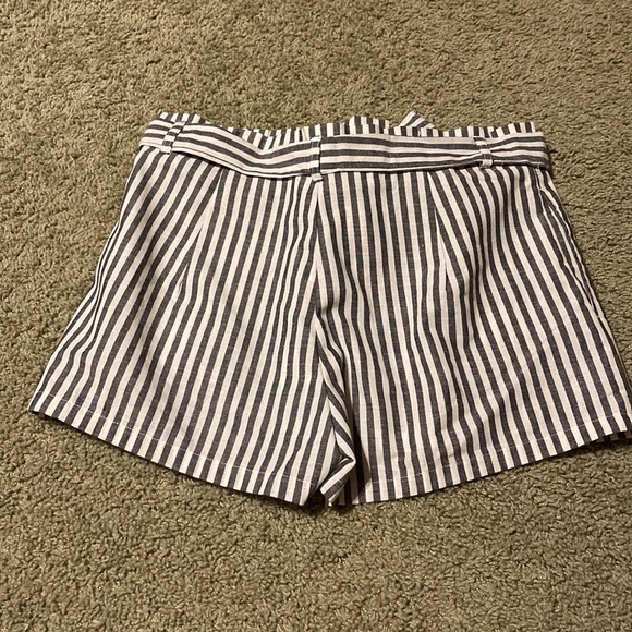 Gray and white strip shorts - Picture 3 of 7